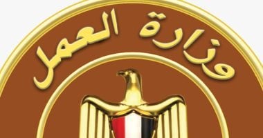 وزير العمل يوجه بالتحقيق في وفاة رضيعة على ذراع أمها العاملة داخل شركة نسيج