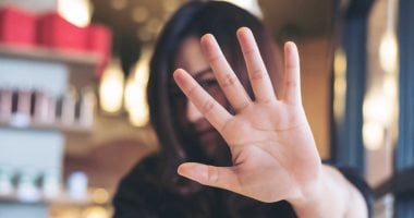 5 فيديوهات تعدٍ على مدرسات وعاملات نظافة بهاتف المدير المتهم بمضايقة طالبة