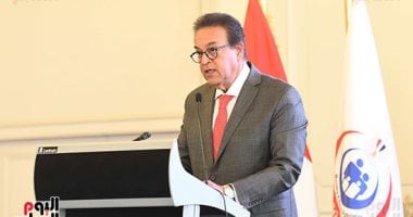 وزير الصحة يتصل هاتفيا بالمصابين بمضاعفات صحية داخل قسم الرمد