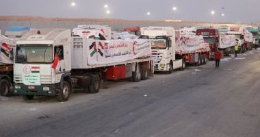 بدء دخول قافلة المساعدات الإنسانية الـ34 إلى الفلسطينيين بقطاع غزة