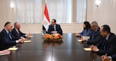 رئيس الوزراء يبحث مع رئيس شركة “بوينج” العالمية سبل التعاون المشترك