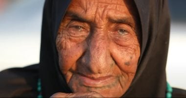 “جازية” معمرة فلسطينية أكبر من 100 عام.. تجتاز طرق الموت على كرسى متحرك
