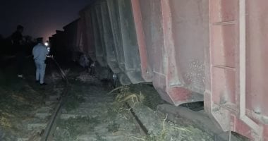 التحفظ على سائق قطار البضائع ببنى سويف والدفع بأوناش لرفع العربات