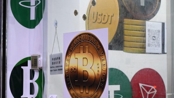 حائز على نوبل يحذر من “ضعف الرقابة” على العملات المستقرة