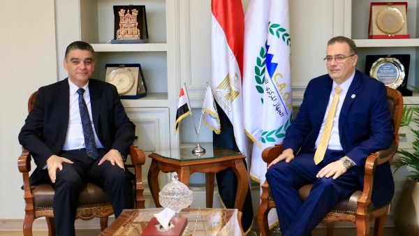 رئيس التنظيم والإدارة يسلم رئيس الشراء الموحد الهيكل التنظيمي الجديد للهيئة بعد تطويره*