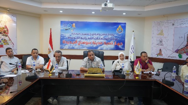 قطع الكهرباء أهمها.. رئيس مدينة سوهاج الجديدة يناقش مشاكل أصحاب المصانع