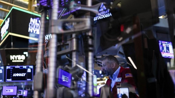 أسهم Apple تفقد 52 مليار دولار في يوم واحد.. وسهم JPMorgan يحلق مرتفعاً