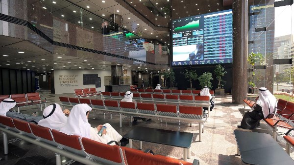 مكاسب جماعية للأسواق الخليجية في بداية تعاملات الاثنين.. تحديثات مباشرة