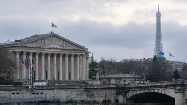 تخفيض تصنيف فرنسا الائتماني مجدداً وتصاعد المخاوف بشأن الوضع المالي