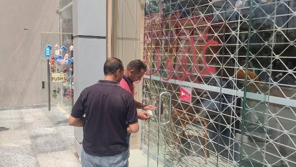 استمرار غلق المحال التى تعمل بدون ترخيص وتنفيذ ١٨ قرار غلق وتشميع بمول الخمائل