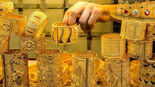 أسعار الذهب تنخفض من مستوى قياسي عقب تعليقات رئيس الفدرالي الأميركي