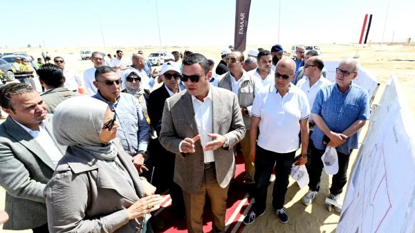 وزير الإسكان يتفقد مشروعات شبكات الطرق والمرافق بتوسعات مدينة الشيخ زايد