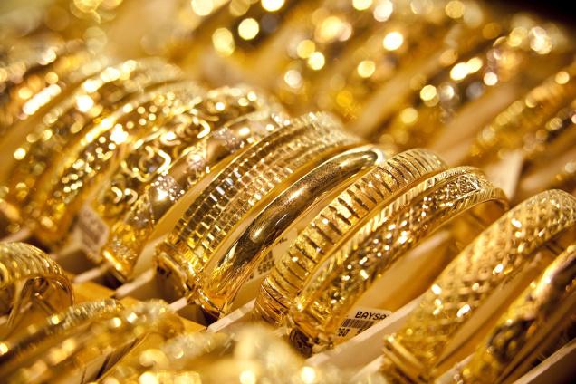 الذهب يواصل خسائره مع ارتفاع الدولار