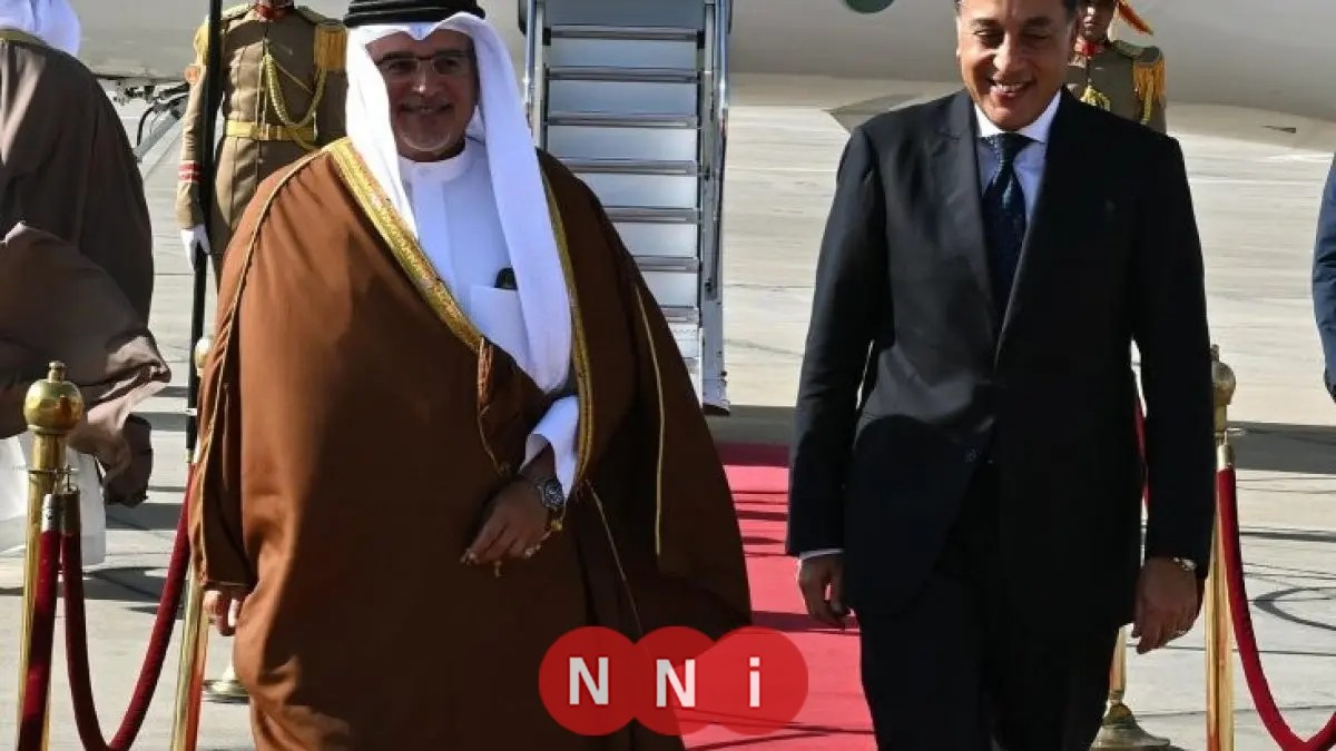 رئيس الوزراء يرحب بولي عهد مملكة البحرين في مطار القاهرة الدولي