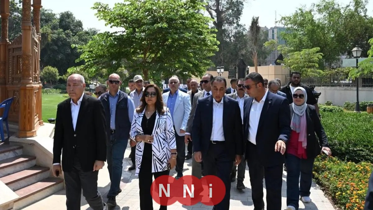 مدبولي يوزع العقود على مستفيدي الأكشاك المنتقلين من سور الأزبكية