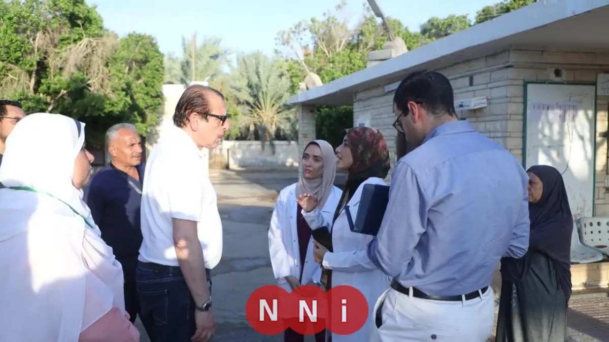 نائب وزير الصحة والسكان يزور وحدتي صحة “55” ووحدة صحة “الأسرة المنيرة” في الخارجة