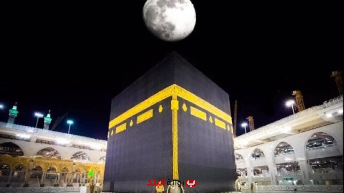 مشهد فلكي مذهل حيث يتعامد القمر على الكعبة المشرفة فجر اليوم