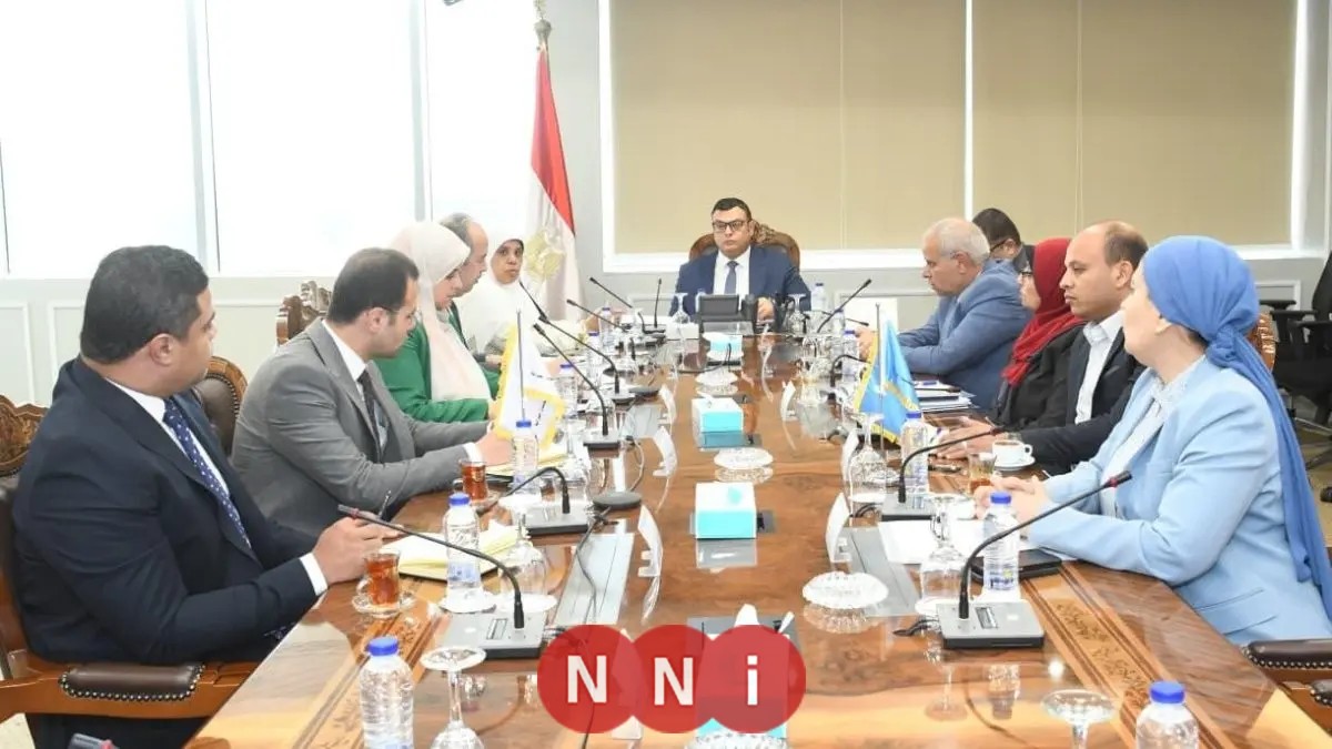 وزير الإسكان يراجع معايير وضوابط إعلانات الطرق العامة لزيادة التنظيم والسلامة