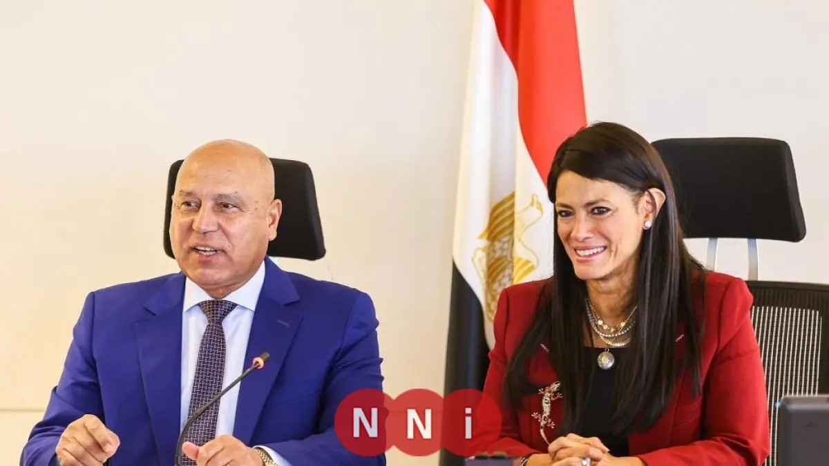 وزير الصناعة يعلن توجيهات السيسي بالتوسع في شبكة النقل الصديق للبيئة في مصر