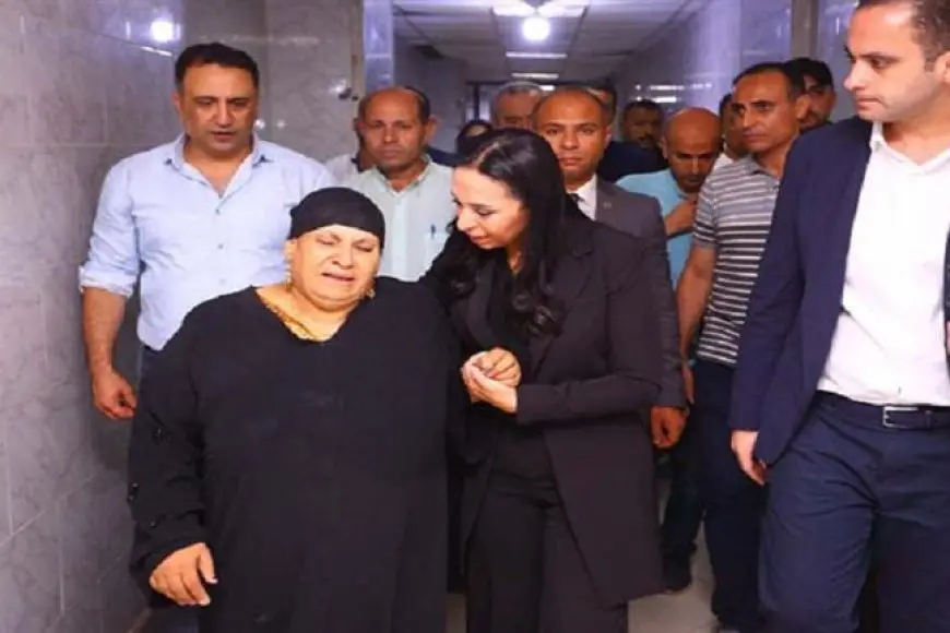 حادث قطاري الزقازيق.. وزيرة التضامن تُعزي والدة الضحايا وترافقها لإنهاء تصاريح الدفن (صور)