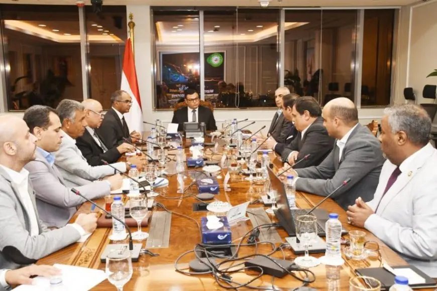 وزير الإسكان يبحث استخدام الحلول المتطورة لإدارة وتشغيل وصيانة منظومة مياه الشرب والصرف الصحى