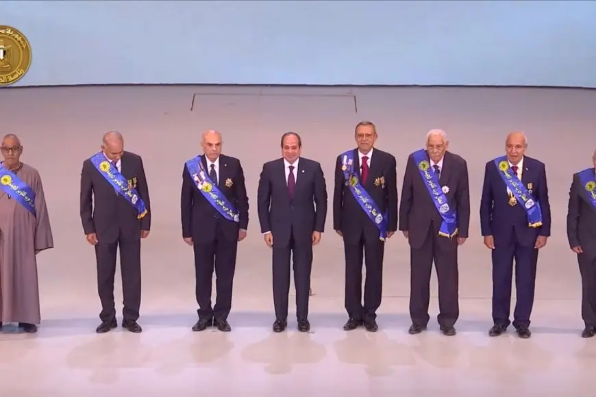 الرئيس السيسي يحيي أبطال حرب أكتوبر: متشكرين على معركة الشرف والكرامة