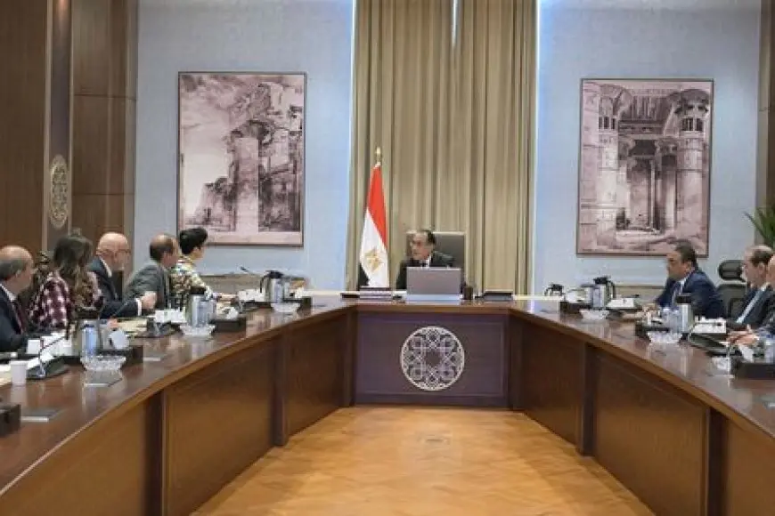 رئيس الوزراء يستعرض جهود الحكومة في جذب الاستثمار الأجنبي المباشر
