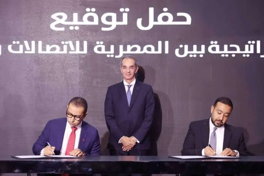 وزير الاتصالات يشهد توقيع اتفاقيات استراتيجية بين “المصرية للاتصالات” و”ڤودافون مصر”