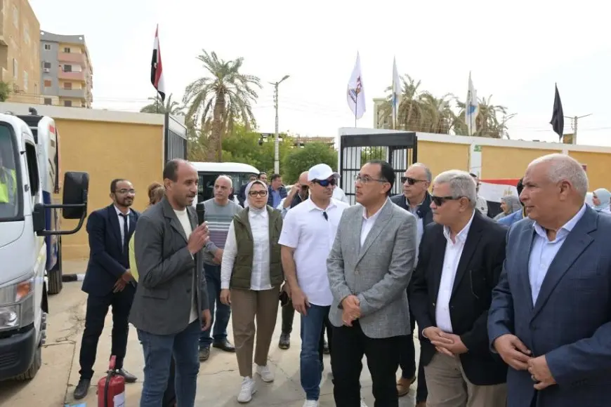 مدبولي يتفقد اصطفاف معدات قطاع مياه الشرب بـ «الخارجة» استعداد لموسم الأمطار