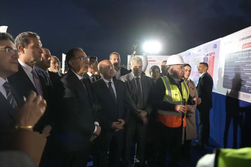 مدبولي يتفقد الأوناش العملاقة بمحطة حاويات «تحيا مصر 1» بميناء دمياط