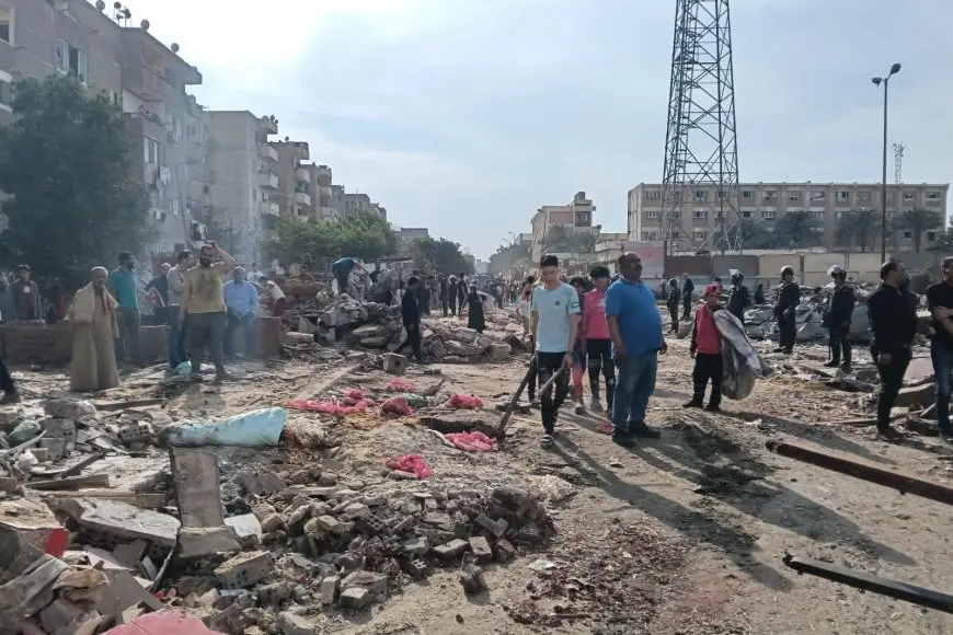 استمرار إزالة المخلفات الناتجة عن إزالة سوق الزلزال العشوائي في المقطم