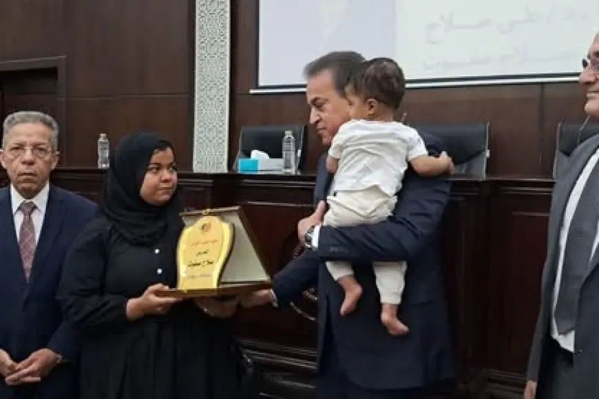 وزير الصحة يكرم شهيدي الواجب الدكتور علي صلاح وصلاح صفوت تخليدًا لذكراهما