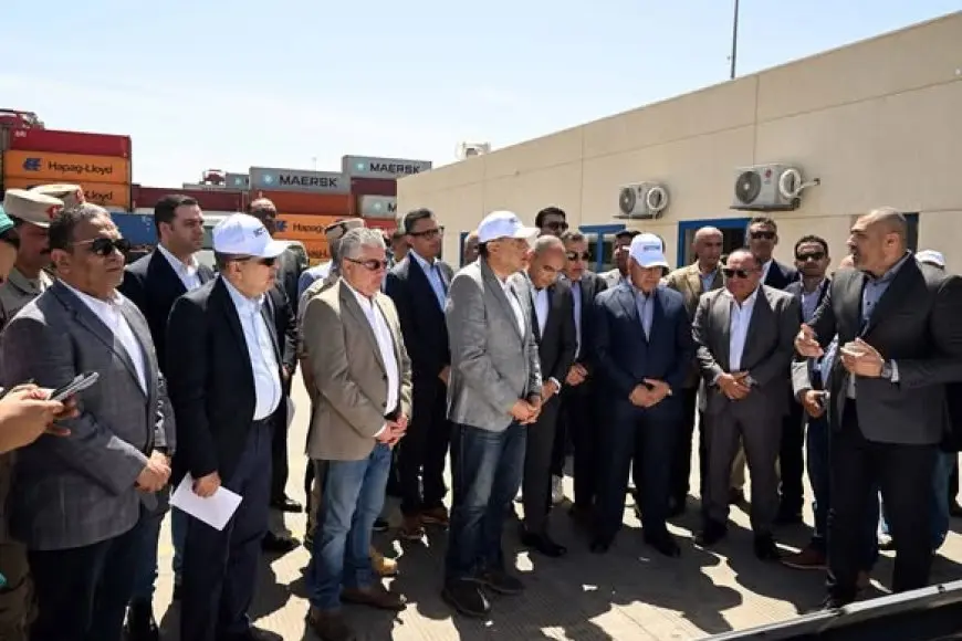 رئيس الوزراء يقوم بزيارة شركة قناة السويس للحاويات في ميناء شرق بورسعيد