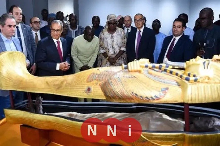 وزير الخارجية يهدى نسخة من مومياء وتابوت الملك توت عنخ آمون لمتحف الحضارات الإفريقية في داكار