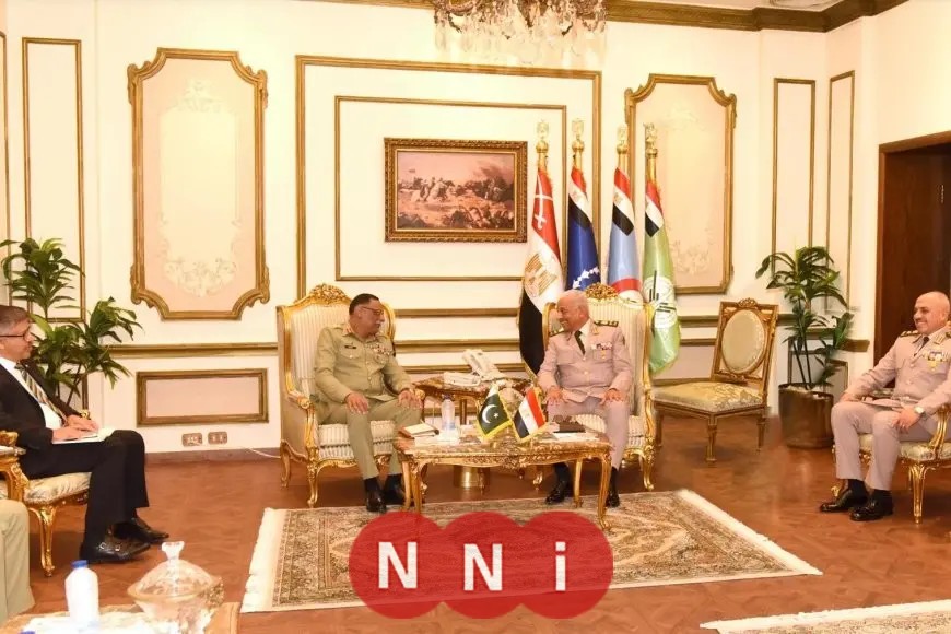 وزير الدفاع يلتقي رئيس هيئة الأركان المشتركة في باكستان