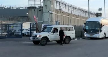 تحرك شاحنات مصلحة السجون الإسرائيلية لإطلاق سراح الأسرى الفلسطينيين