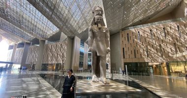 مشاركة شبابية بزى فرعونى فى شوارع العاصمة احتفاء بافتتاح المتحف الكبير