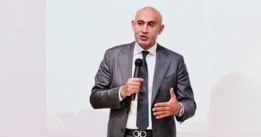 وزير التعليم يهنئ الدكتور خالد العنانى بمناسبة فوزه بمنصب مدير عام اليونيسكو