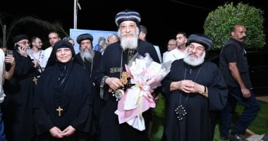 استقبلنه بالورود والشموع.. البابا تواضروس يزور دير “العذراء والملاك” للراهبات بصنبو (صور)