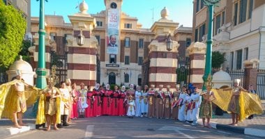 أتوبيسات تجوب شوارع القاهرة للدعاية لافتتاح المتحف المصرى الكبير.. صور