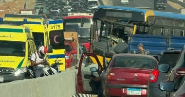 شلل مرورى على الطريق السياحى بعد اصطدام أتوبيس بحاجز خرسانى.. صور