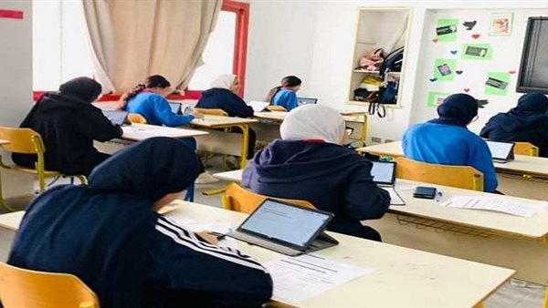 تسليم التابلت لطلاب أولى ثانوى