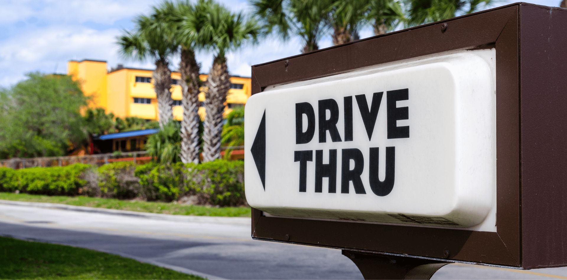 استلم طلبك وأنت في سيارتك عبر تطبيق جاي.. خدمة Drive-Thru الذكية