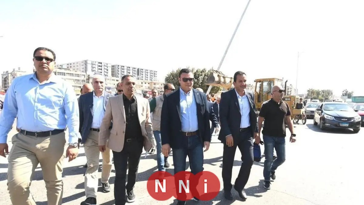 وزير الإسكان يستعرض تطورات مشروعات الطرق في العاشر من رمضان