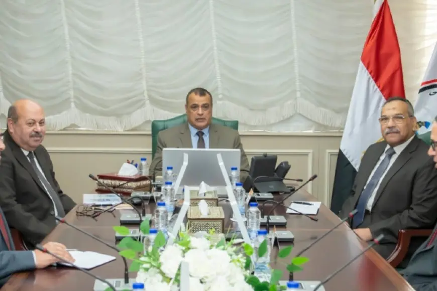 وزير الإنتاج الحربي يجتمع برؤساء مجالس إدارة شركتين من الشركات التابعة