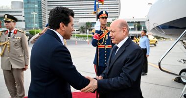 رئيس مجلس القيادة اليمنى يصل القاهرة للمشاركة فى افتتاح المتحف المصرى الكبير