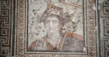 سر لوحة الملكة بيرنيقي «جاحظة العينين» بالمتحف الرومانى بالإسكندرية.. صور