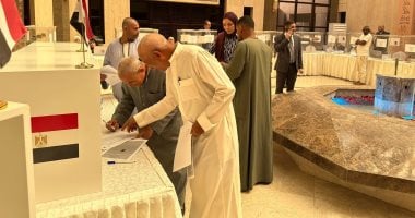 توافد المصريين بالرياض على السفارة للتصويت بانتخابات النواب.. صور وفيديو