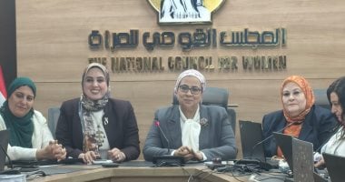 المستشارة أمل عمار تتابع تصويت السيدات فى انتخابات النواب من غرفة عمليات قومى المرأة