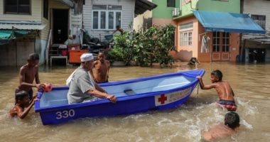 فيضانات غير مسبوقة تضرب تايلاند والسكان يبحرون بالقوارب بين منازلهم.. فيديو